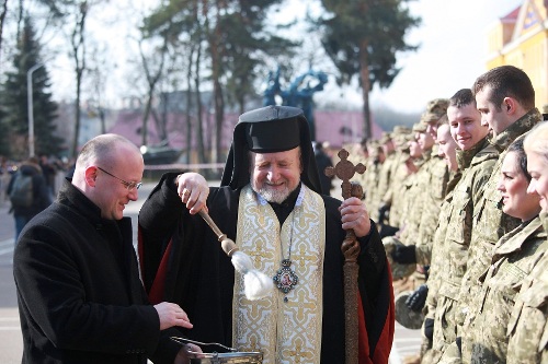 Єпископ капелан поблагословив офіцерів-випускників.(ФОТО) Єпископ капелан поблагословив офіцерів-випускників.(ФОТО)